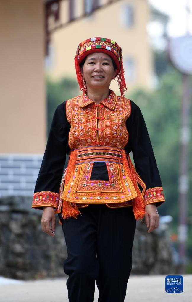 　在廣西蒼梧縣六堡鎮(zhèn)山坪村，祝雪蘭走在村道上（2022年9月22日攝）。新華社記者 陸波岸 攝